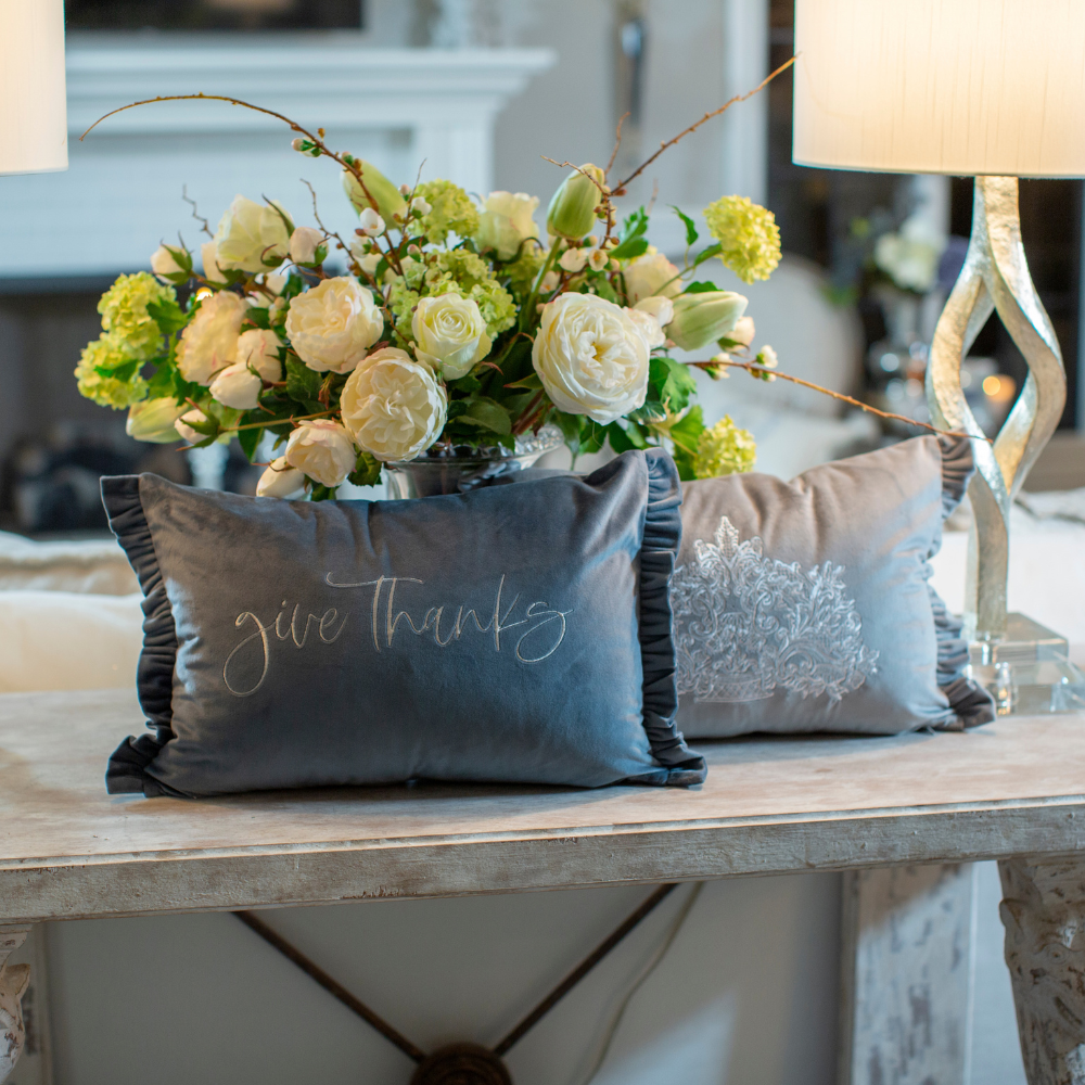 Coussin décoratif en velours Give Thanks