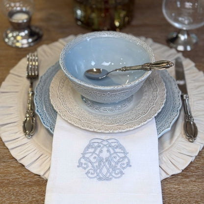 Serviette de table en lin baroque à trois plis