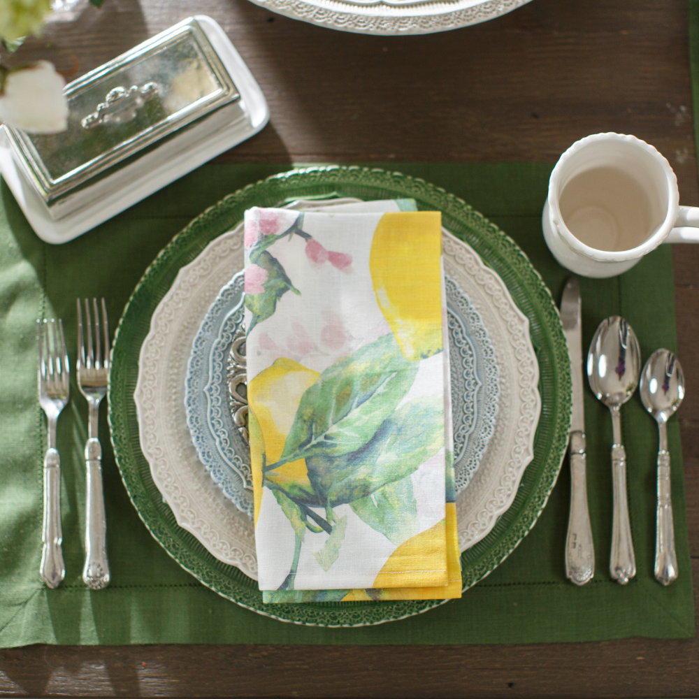 Arte Italica Finezza green ceramic charger plate with napkin– elegant Italian dinnerware for timeless table settings