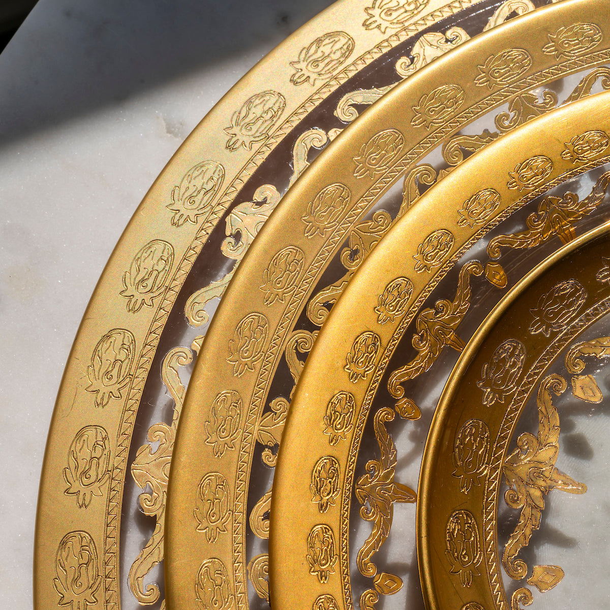 Closeup of Vetro Gold Charger's gold detailing