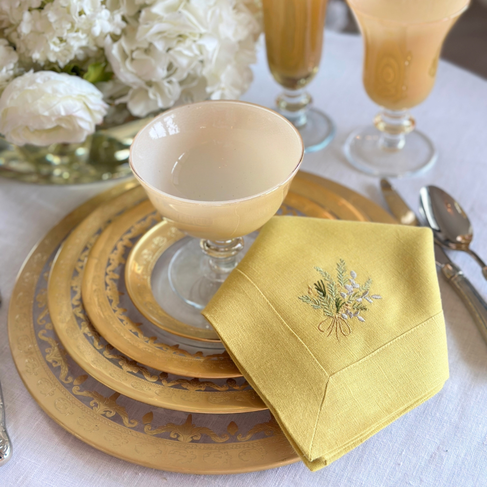 Vetro Gold glass charger set with dinner, salad, and bread plates, and a limoncello harvest bouquet embroidered linen napkin